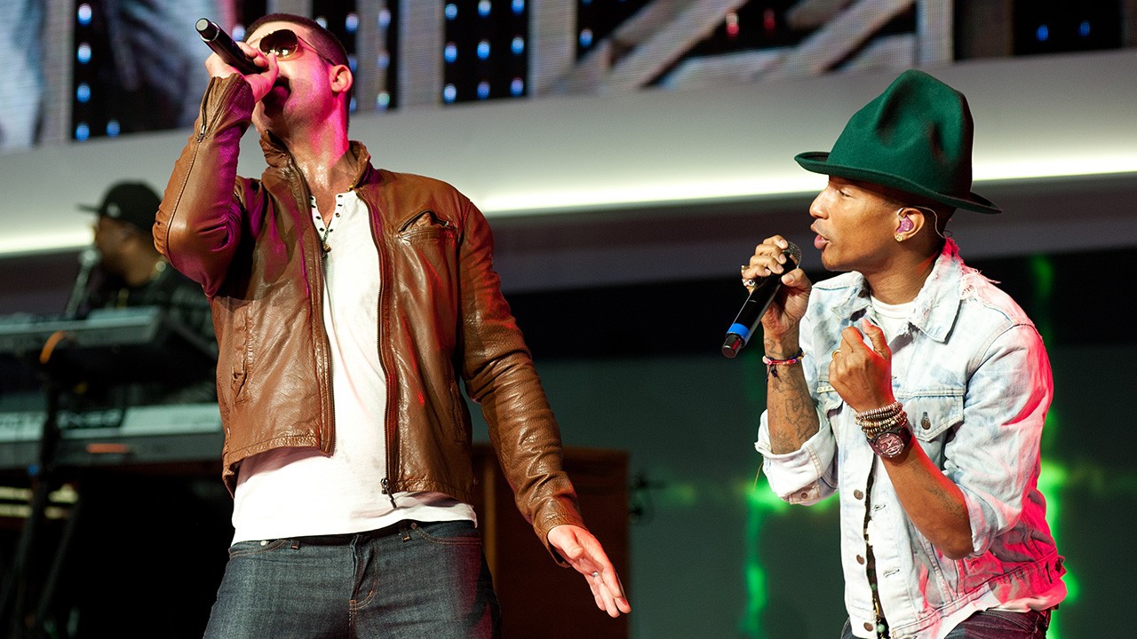 Robin Thicke and Pharrell Williams perform on stage.