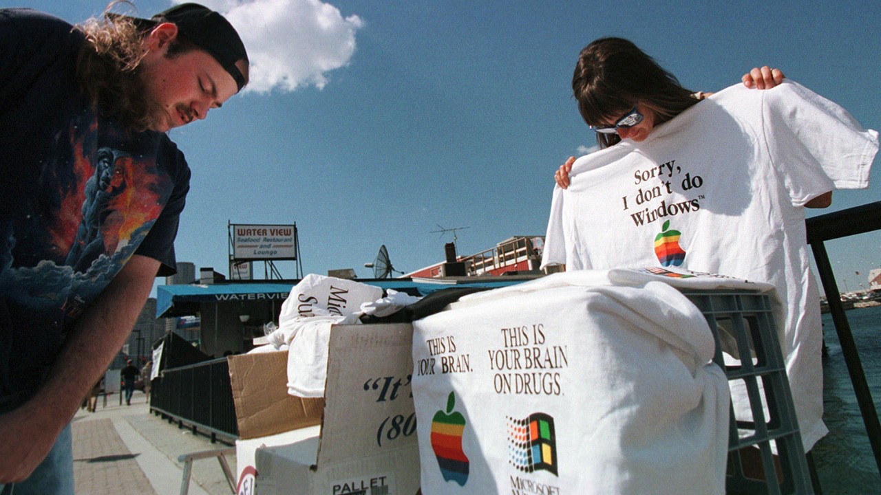 Sidewalk vendor selling anti-Windows t-shirts in 1997.