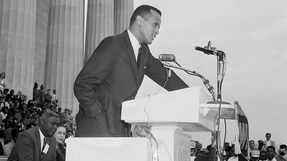Harry Belafonte speaks to a crowd at the Lincoln Memorial in 1958.